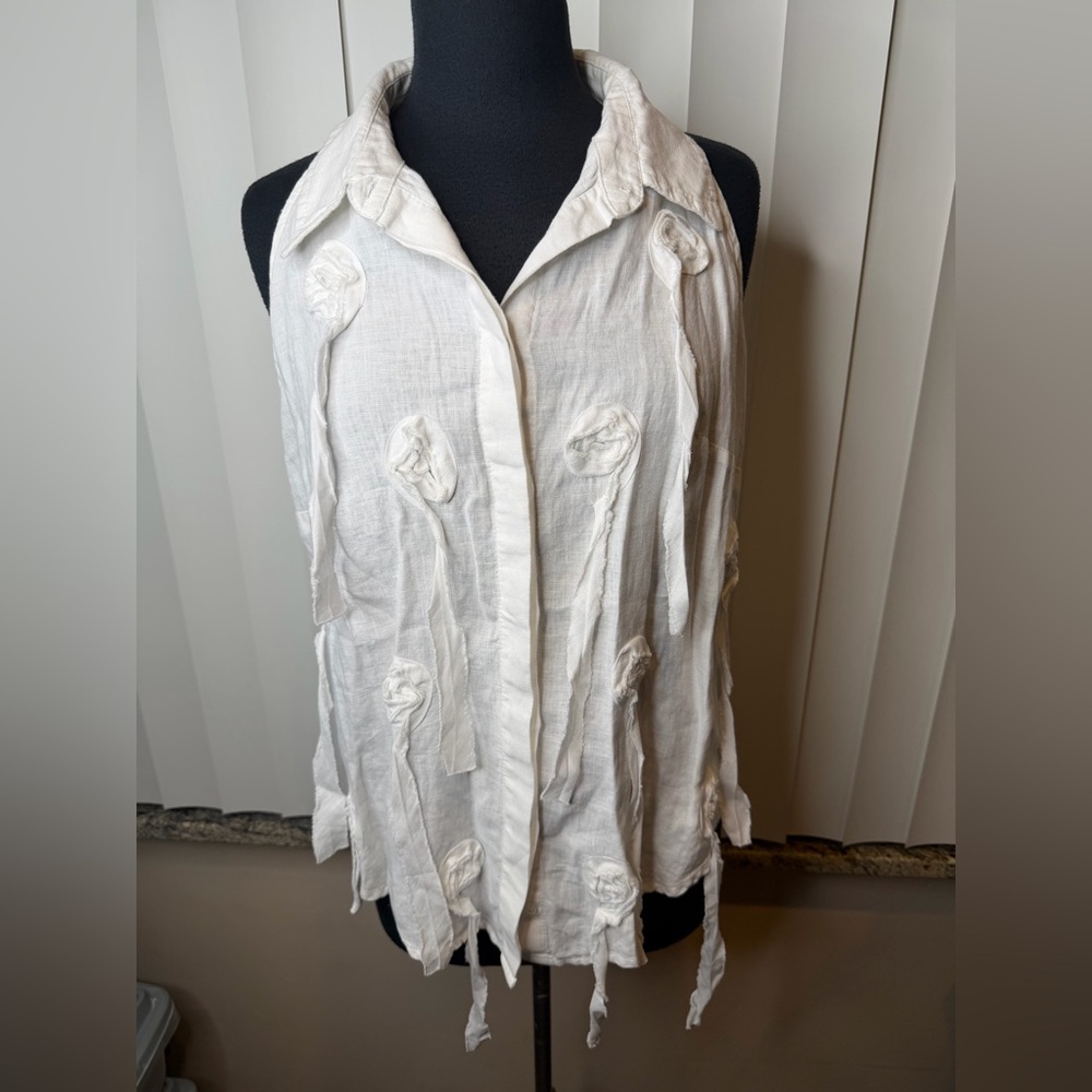 Studio F White Sleeveless Button Down Blouse Collared Neck Floral Decor SZ Large
